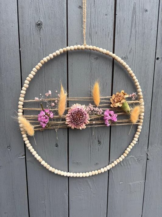 Ring aus Holzkugeln mit Trockenblumen Rosa/pastell 20cm