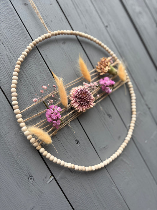 Ring aus Holzkugeln mit Trockenblumen Rosa/pastell 20cm