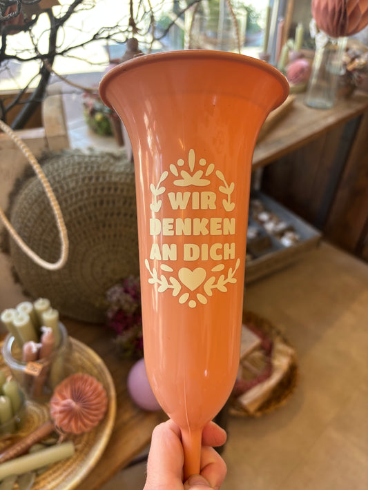 Grabvase aus Kunststoff in terracotta beige schrift ''Wir denken an Dich"