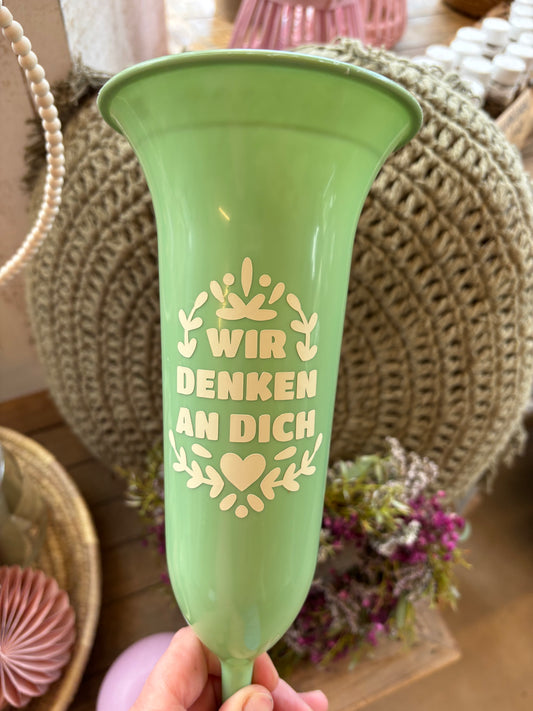 Grabvase aus Kunststoff in salbeigrün beige Schrift ''Wir denken an Dich"