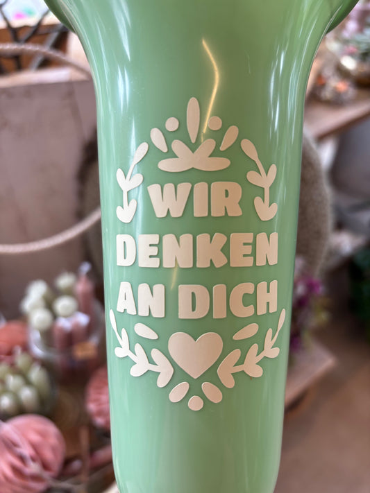 Grabvase aus Kunststoff in salbeigrün beige Schrift ''Wir denken an Dich"